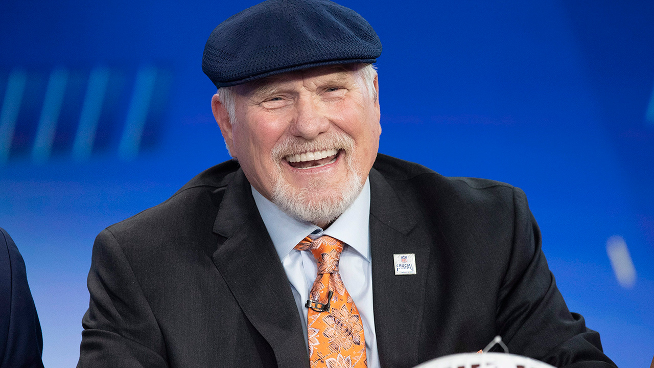 Terry Bradshaw on Fox NFL Sunday set with co-hosts like Howie Long